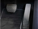 【オルガン式アクセルペダル】人間工学に基づいてオルガン式アクセルペダルを採用しております。運転時の疲労を軽減し、とっさのときの踏み間違いも起きにくくなります。