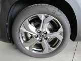 18インチ純正アルミホイールを装備。タイヤサイズは215/55R18となります。