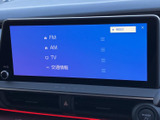 FM・AM・TVなどの選択肢が画面に並び、聴きたい音源を確認しながら選べます。表示が整理されており、好みに合わせた音声メニューを使いやすい装備です。