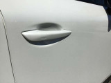 スマートキーを所持している状態でロックボタンを押すと、車両すべてのドアの解錠や施錠を行うことが出来ます。
