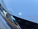 運転席側ボンネットに一部塗装剥がれがございます。