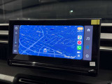 視認性に優れた大型タッチスクリーンを採用。Apple CarPlayやAndroid Autoに対応し、スマートフォンのナビや音楽、通話などを大画面で快適に操作できます。