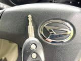 【キーレス】少し離れた場所からでもボタン一つでドアの開錠・施錠ができるのでとっても便利!ドアの鍵穴周りに傷をつけることもありません♪