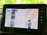 テレビ番組を表示できる画面を備えており、停車中の休憩時間にも映像をお楽しみいただけます。画面上で番組情報も確認でき、車内での待ち時間を過ごす際に便利です。
