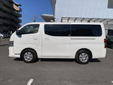 長いボディに大きな窓が並び、すっきりと伸びやかなシルエットが印象的です。白い車体の清潔感もあり、仕事からレジャーまで幅広い用途に自然になじみます。