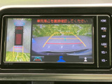 後退時に車両後方の映像とガイド線を確認でき、周囲との距離感を把握する際に役立ちます。画面には俯瞰表示もあり、駐車時の安全確認をサポートします。