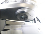 助手席側で見えにくい左前方の映像を、車内のマルチファンクションディスプレイに映し出します。前方への駐車や左寄せ、狭い道でのすれ違いなど、さまざまなシーンで安心して運転できる便利な機能です。