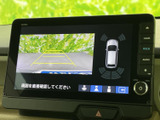 後方の映像に加えて車両周囲の状況も画面で確認でき、駐車時の周囲確認をサポートします。画面表示を見ながら操作できるため、駐車場での取り回しにも便利です。