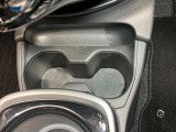 運転席・助手席のドリンクホルダーです。手のとどきやすい位置にあるので便利です