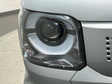LEDヘッドライトは、点灯の瞬間から最大光量を発揮し、突然暗くなるトンネルなどでの安定感を高めます。