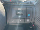 【プロパイロット】高速道路でドライバーに代わってアクセル、ブレーキ、ステアリングを自動制御します。