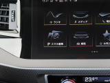 スマートフォンとAudiをUSBケーブルを介し接続。AppleのCarPlayやAndroid Autoのアプリを通じて、スマートフォンのコンテンツをMMIディスプレイに表示します。