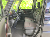 前席まわりは視界が広く、運転席から周囲を見渡しやすいレイアウトです。シートと足元にゆとりが感じられ、乗り降りもしやすい開放的な空間となっています。