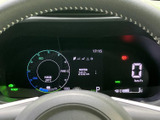 速度や航続可能距離などの情報がひと目で確認でき、運転に必要な状況を把握しやすい表示です。各表示が整理されているため、走行前や停車時にも必要な情報を確認しやすくなっています。