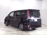 リア、後ろから見るとまた車の印象が変わってきますね。前、横のデザインと同じくその車の作られたコンセプトがよく出ている所だと思います。