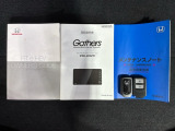 スマートキーは鍵をバッグに入れたままでもドアロックの開閉やエンジンのON・OFFができます。夜間や雨の日も鍵を探さなくて良いので便利です。