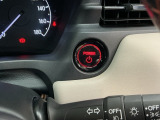 【ENGINE START/STOP】スマートキーをポケットやバッグに入れたままで、キーを差し込むことなくボタンを押すだけでエンジンが始動します。
