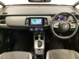 車内は光触媒抗菌消臭施工済です。インパネ周りはスタイリッシュなデザインで機能や装備も充実しています。グローブボックスやカップホルダーのほかにトレーなどたくさんの収納スペースが付いています。