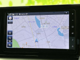 画面には現在地周辺の道路や地名が表示され、目的地までのルート確認に便利です。拡大・縮小もしやすく、初めて訪れる場所へ向かう際も経路を把握しやすいナビ画面です。
