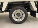 タイヤサイズは 145/80 R13 です。