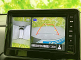 車両周囲を上から捉えた表示と後方の映像を切り替えて確認でき、駐車時の周囲確認に便利です。ガイド線も表示され、車庫入れや狭い場所での操作をサポートします。