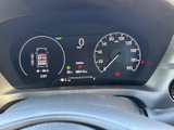速度やシフト位置、燃料残量などの情報がまとまって表示され、運転に必要な状況を確認しやすいレイアウトです。表示が見渡しやすく、乗車時に車両の情報を把握する際にも便利です。