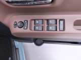 パワーウィンドウのスイッチです。 運転席に居ながら助手席の窓を開け閉めできるので便利ですよ。 ロック機能も付いてるので子供がイタズラして窓を開けるという事もできなくできますよ。