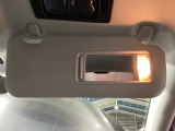 運転席照明付きバニティミラー装備!