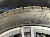 純正18インチアルミホイール。フロントは225/45R18