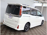 自社工場を3拠点完備しております。重整備やカスタムを始め、ご購入後のお車のメンテナンスも弊社にお任せください。