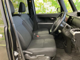 前席はゆったりとした座面で、運転席まわりまで見渡しやすいレイアウト。前方や左右の視界を確保しやすく、乗り込んだ際も落ち着いて過ごせそうです。足元にもゆとりがあり、日常の移動を快適に支えます。