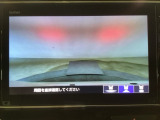 【バックカメラ】運転が苦手な方も車庫入れラクラクです!ギアをリバースに入れれば自動的に切り換わりますので、面倒な操作は不要です♪狭い駐車場もお車を傷つけず安心ですね!