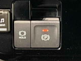 指先だけで簡単に操作が可能な電動パーキングブレーキを採用。「HOLD」スイッチを押すと、渋滞や信号待ちなどでブレーキペダルから足を離しても、ブレーキを保持するので安心です