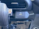 USBポート付きで携帯の充電などに便利。