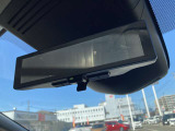 スマートルームミラーも付いています。後方ピラーや荷物、後席に同乗している方や曇りなど視界が遮られた場合でも後方カメラからの映像で安全確認をすることができます。