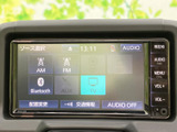 AM・FMに加えてBluetoothやテレビなど、選べる音源が画面に一覧表示されています。使いたい項目を見比べながら選べるため、日々の移動中も好みに合わせて切り替えられます。