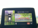 後方の映像に加えて車両周囲を確認できる表示があり、駐車時の安全確認をサポートします。ガイド線も画面に表示されるため、駐車枠へ車を寄せる際や、後退時の周囲確認に役立つ装備です。