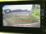 後方の様子を画面で確認でき、ガイド線も表示されるため、駐車時の位置合わせをサポートします。車両後方を確認しながら、落ち着いて駐車操作を進められる装備です。
