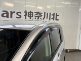 ドアバイザーを装備!雨の日でも窓を少し開けて車内の換気がしやすく、空気を入れ替えたい時に便利です。雨の吹き込みを抑えてくれるため、天候を問わず日常使いで活躍する実用的な装備です。