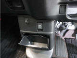 ◆センターロアボックス◆インパネ中央の下部には、ごみ箱としても使用する事ができるセンターロアボックスを装備しております。