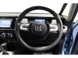 運転中もハンドルでの操作が可能です。特に高速道路等の目が離せない運転時には、便利さだけでなく、安全性も兼ね備えております。