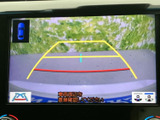 車両後方の映像と目安線が画面に表示され、駐車時に周囲との距離感を確認する助けになります。画面を見ながら落ち着いて操作できます。