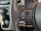 【ステアリングリモコン】ステアリングにオーディオ調節可能なスイッチが装備されていますので運転中でも視線をそらさずにオーディオの調節が可能です!