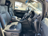 前席はゆったりとしたシート形状で、運転席からの視界も広く感じられます。落ち着いた色合いの車内は清潔感があり、日々の移動から長時間のドライブまで快適に過ごせます。