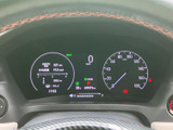 速度や燃料残量などの走行に必要な情報がまとまり、運転中も確認しやすい表示です。各種表示を見比べやすく、状況を把握しながら日々の運転にお役立ていただけます。