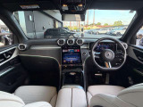 ネバグレーとブラックで仕立てた運転席まわり。明るさと落ち着きを併せ持つ、モダンな室内空間です。