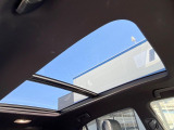 【パノラマルーフ】大型のガラスルーフ搭載で車内の解放感が一気にアップ!開放的なドライブをお楽しみいただけます。