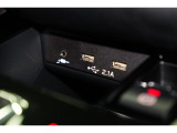 小物の収納に便利なセンタートレイには携帯等のデバイスの充電可能なUSB出力電源付です。