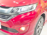 【LEDヘッドライト】悪天候や夜間走行時も良好な視界を確保し安心して運転できる高輝度LEDヘッドライトを装備!点灯速度が早く、消費電力も抑えられています。