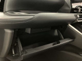 何かと便利なグローブボックス。メンテナンスノートや車検証、ちょっとしたメモと筆記用具等を入れておくとあればもしもの時にも便利ですね。